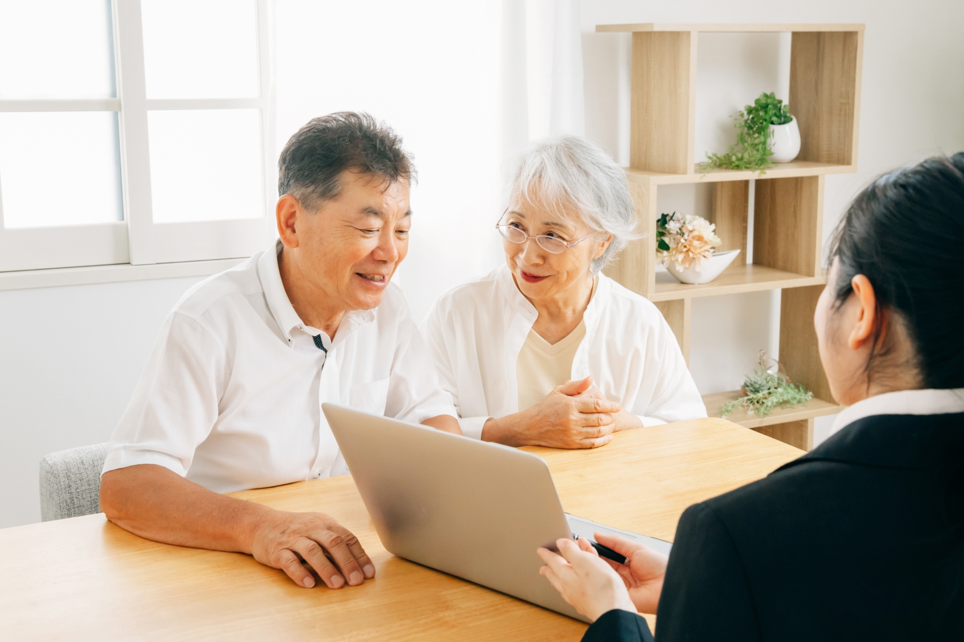 担当者と笑顔の顧客