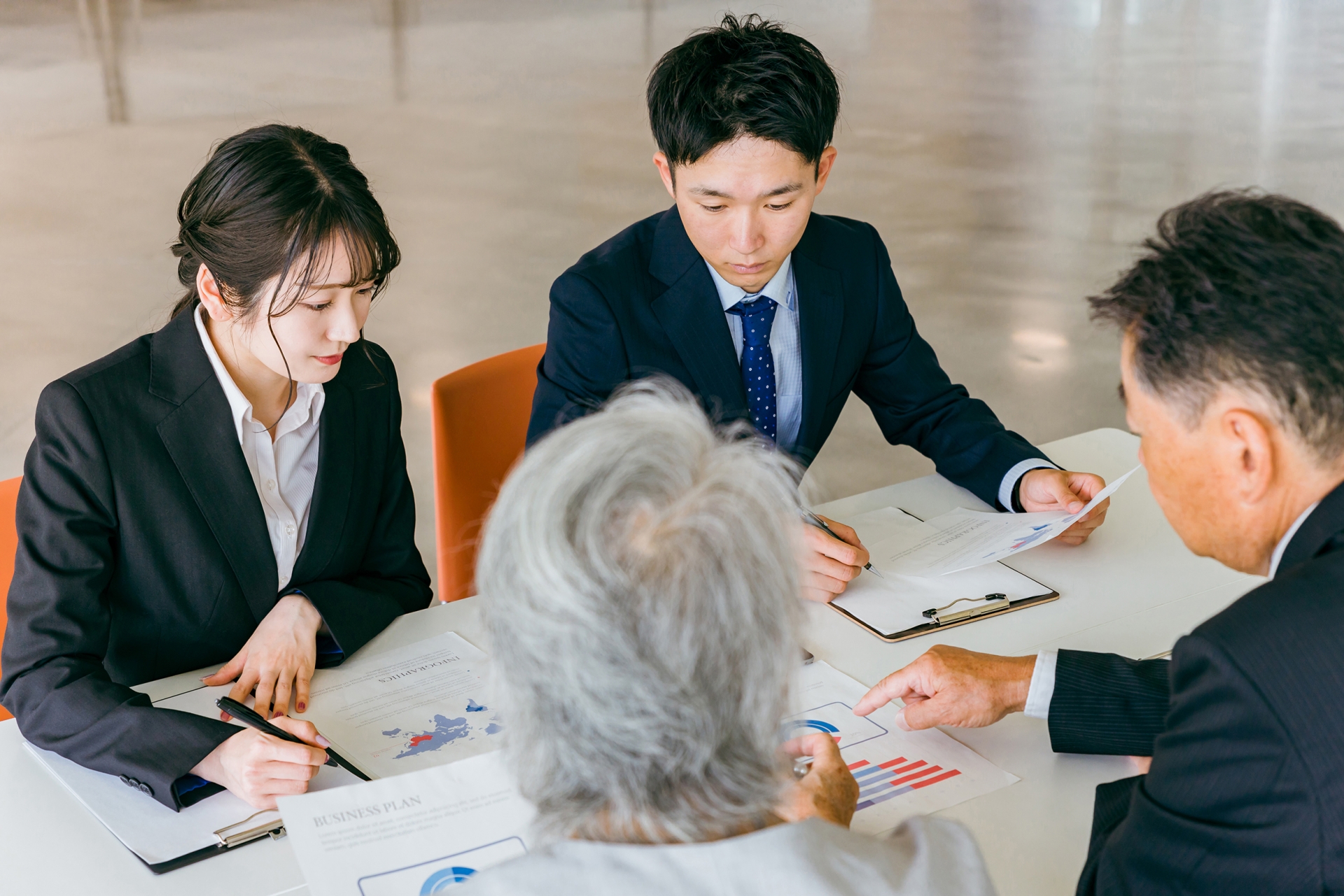 担当者に相談する夫婦