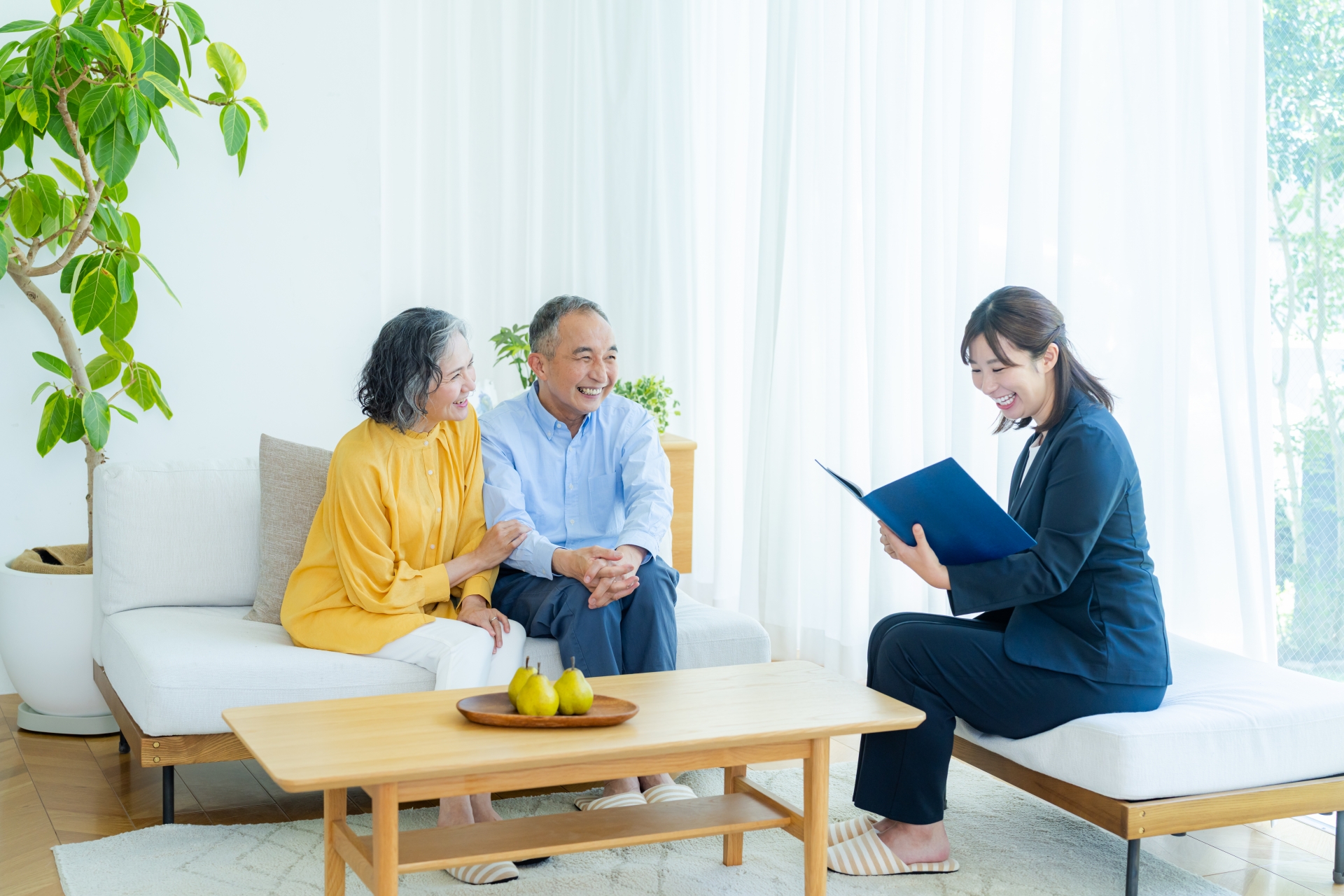 優良な業者と打ち合わせ中の夫婦