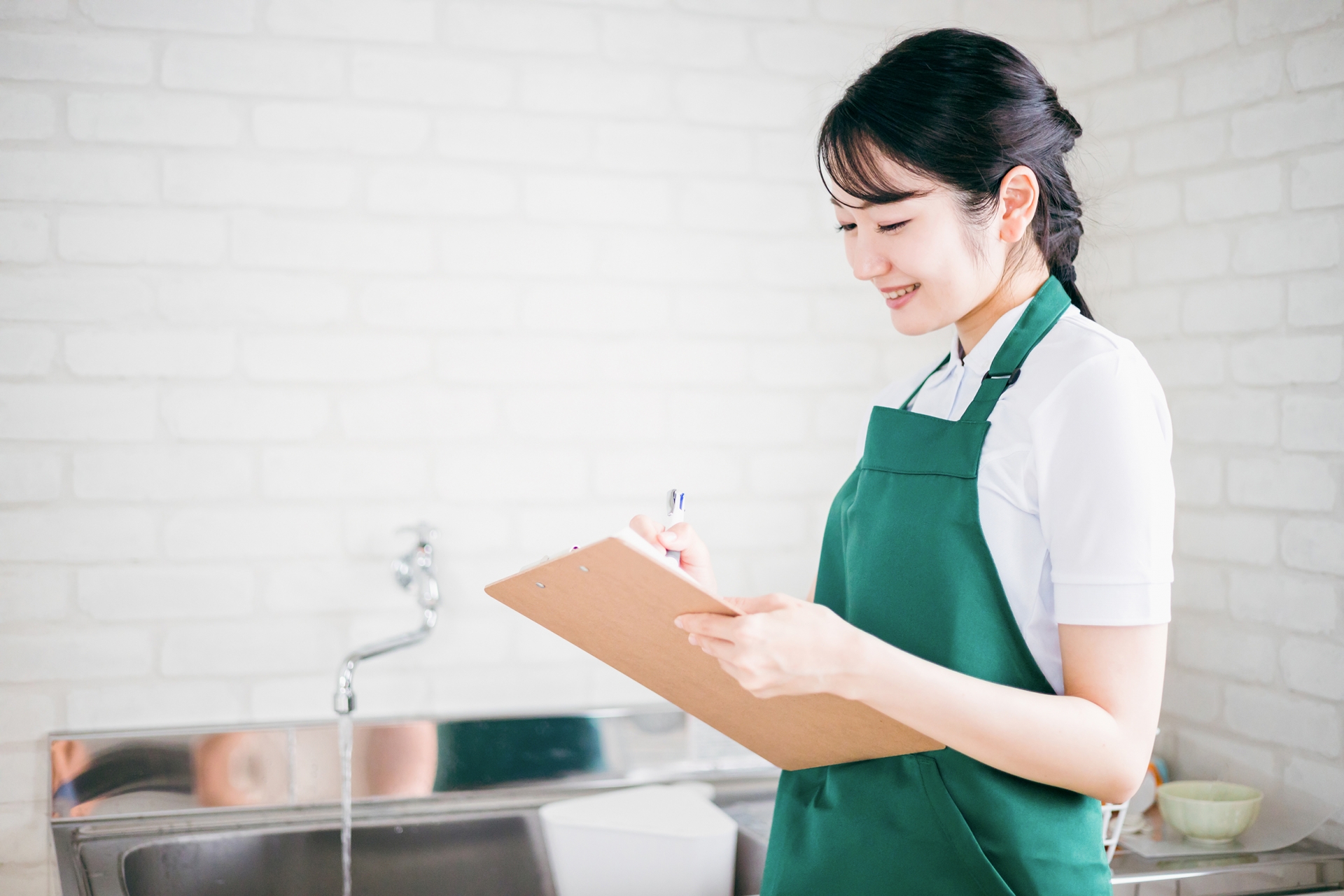 エコキュートを点検する女性