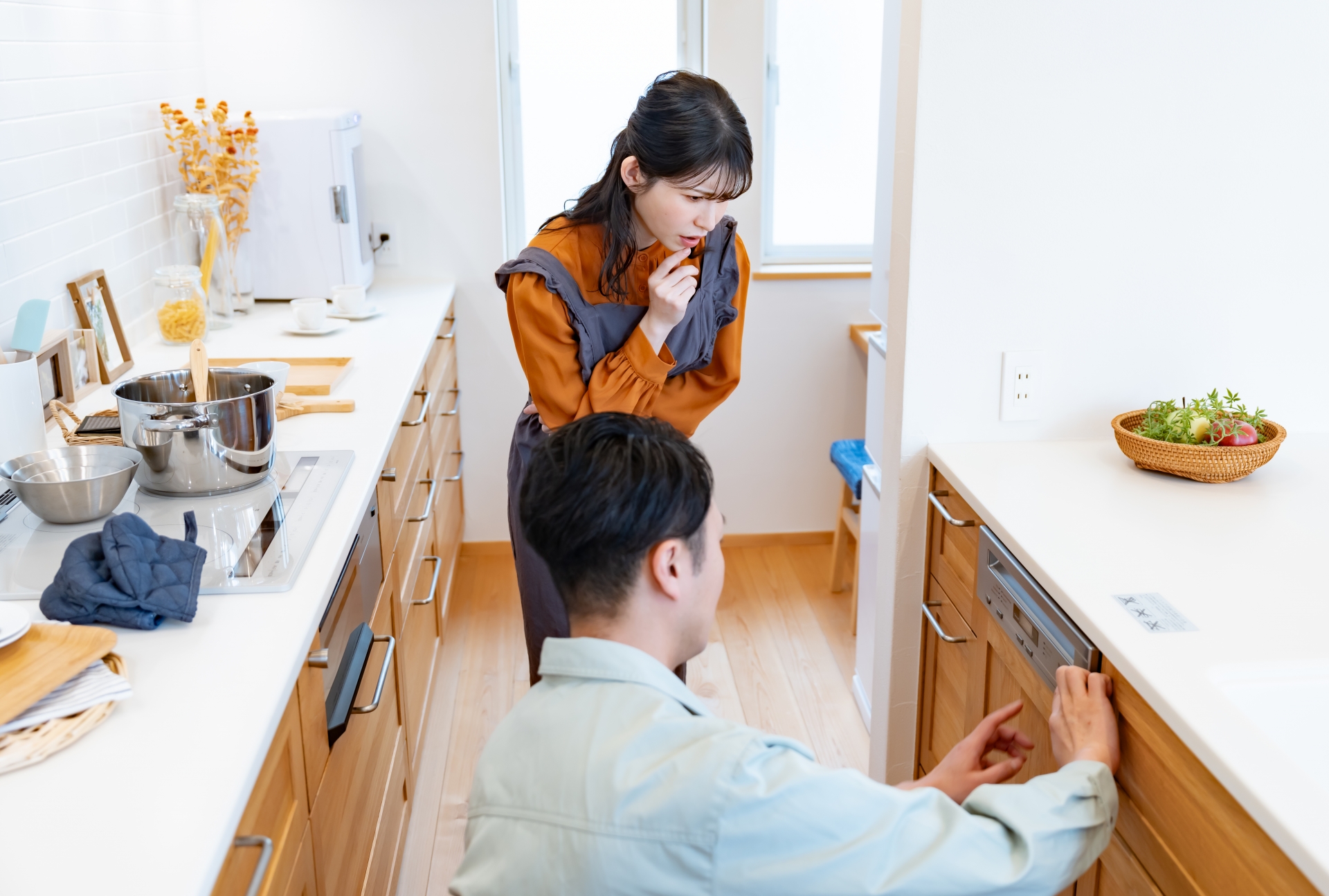 エコキュート専門業者に相談する女性