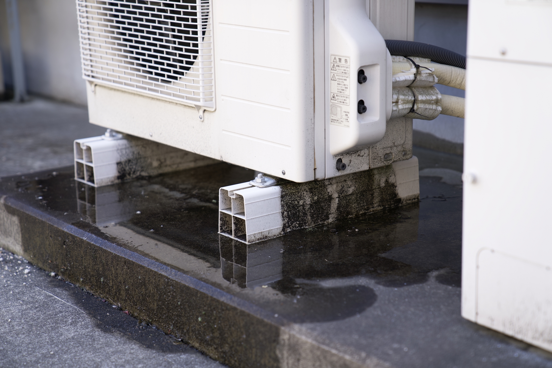 ecocute-outdoor-unit-water-leak-01
