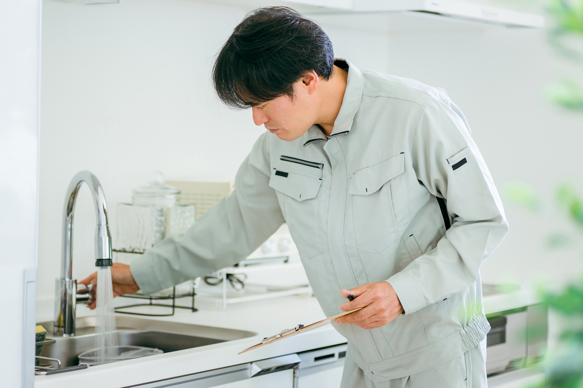 点検するエコキュート業者