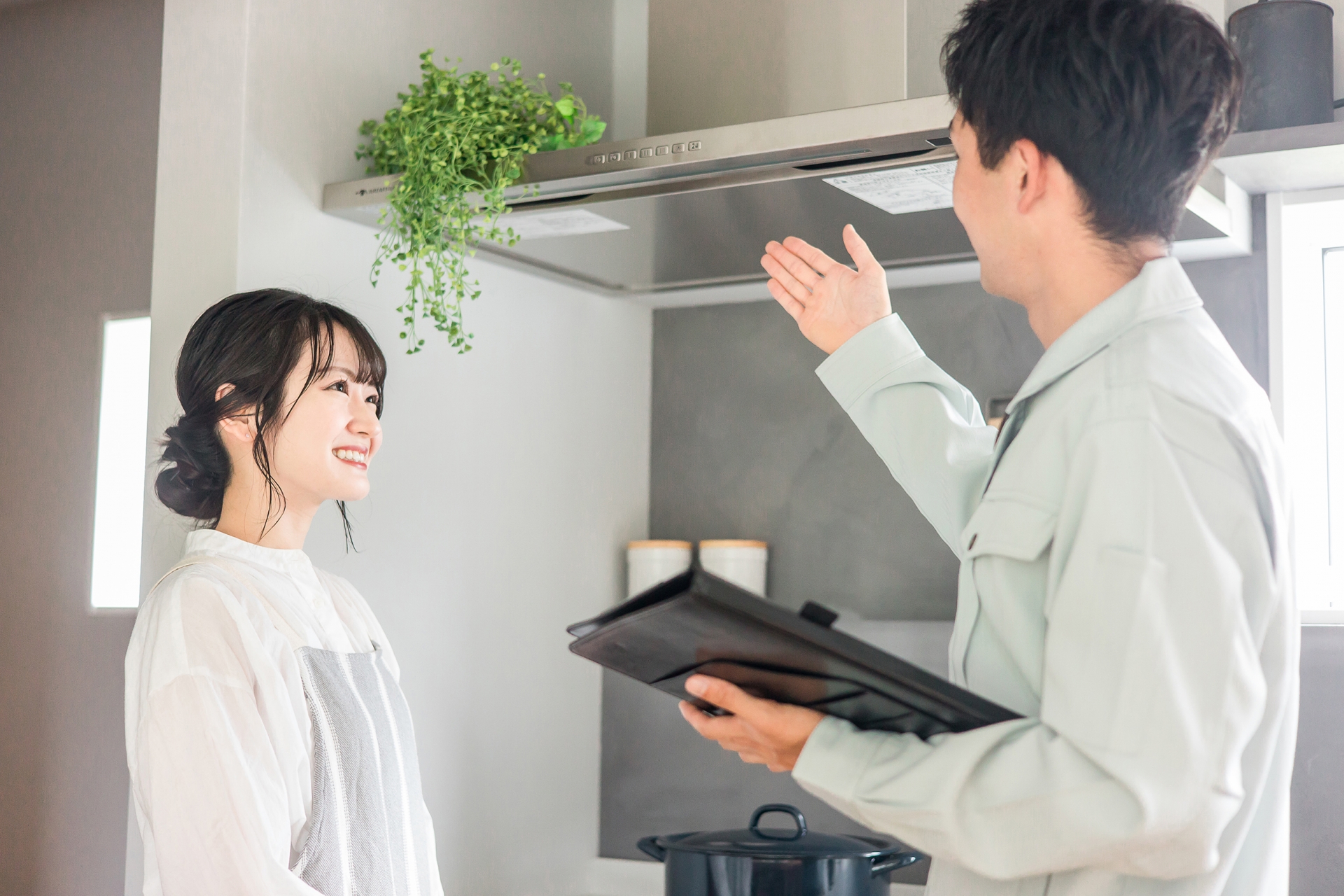 エコキュート専門業者と笑顔の女性