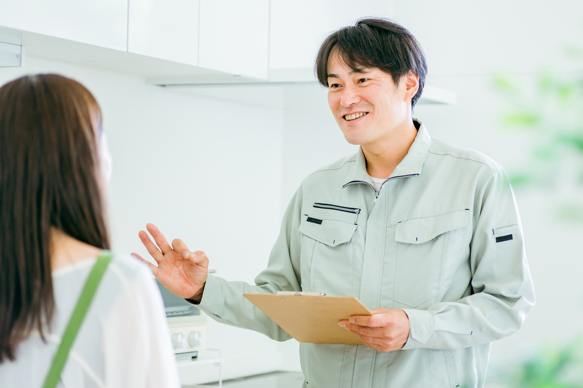 お客様の相談に笑顔で応じる担当者