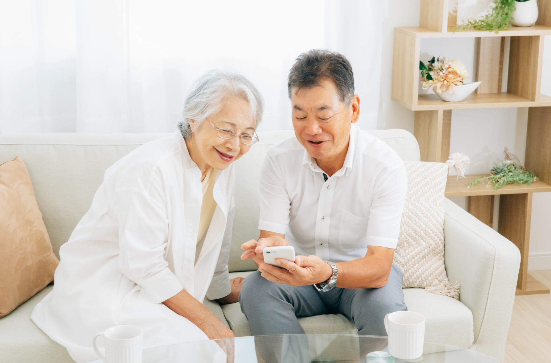 エコキュートの価格を調べる夫婦